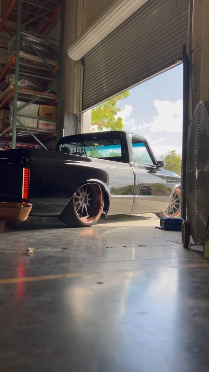 Classics Dailyのインスタグラム：「Running through the camera roll I spotted a few clips of the @prettypennyc10 from the @tmiproducts @autorevolution shoot a while back, what a Beauty Hope to see you guys at the next event 👊🏽 _ 🎥 @ken || #c10trucks #67c10 #68c10 #c10club #classictrucks #slammedtrucks #baggedtrucks #americanmuscle #coppertrunk #customtruck」