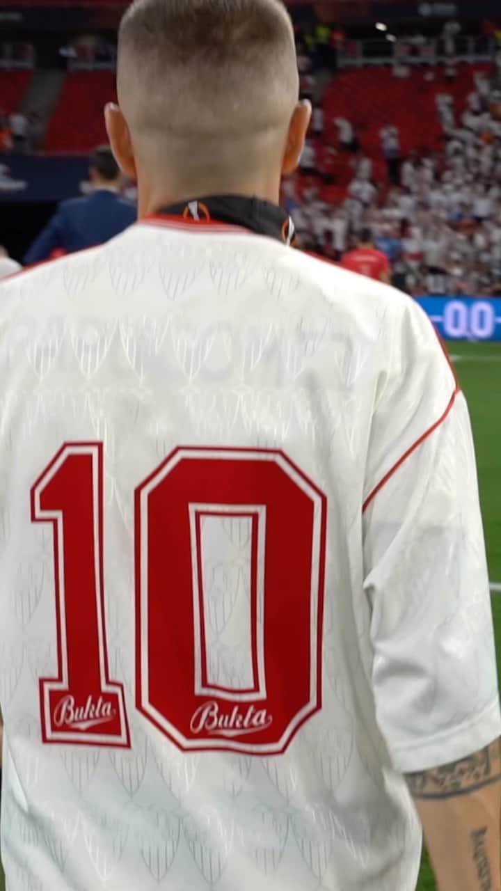 のインスタグラム：「🇦🇷 El homenaje del Papu al gran 𝗗𝗜𝗘𝗚𝗢 💫  #WeareSevilla #NuncaTeRindas #uel #maradona #sevillafc #sevilla」