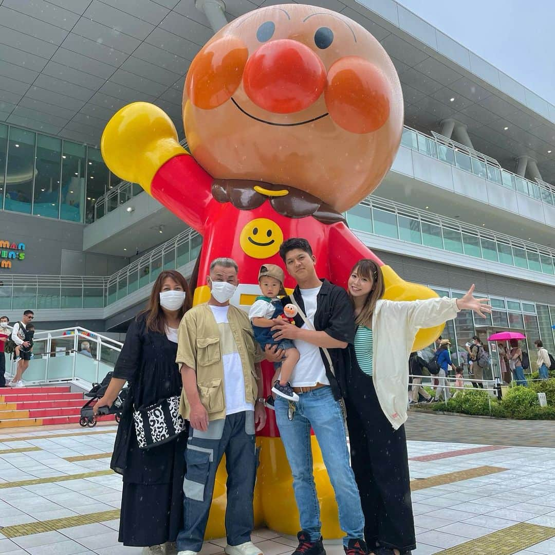 AMIのインスタグラム：「👦🏻🍒 . お誕生日のお祝いでお父さんとお母さんが アンパンマンミュージアムに連れてってくれました🚗 アンパンマンには大興奮だったけどショー見てる時は 近くで見るアンパンマンの迫力に少し緊張してて そんな姿も愛おしかった🥹🫶🏻笑 中華街も行けてたくさん食べて大満足なプチ旅行🫧 移動中の車内もマジカルバナナから始まり 縛りしりとりまで全部が楽しかった🤣❤︎❤︎ . #お誕生日旅行 #アンパンマンミュージアム」