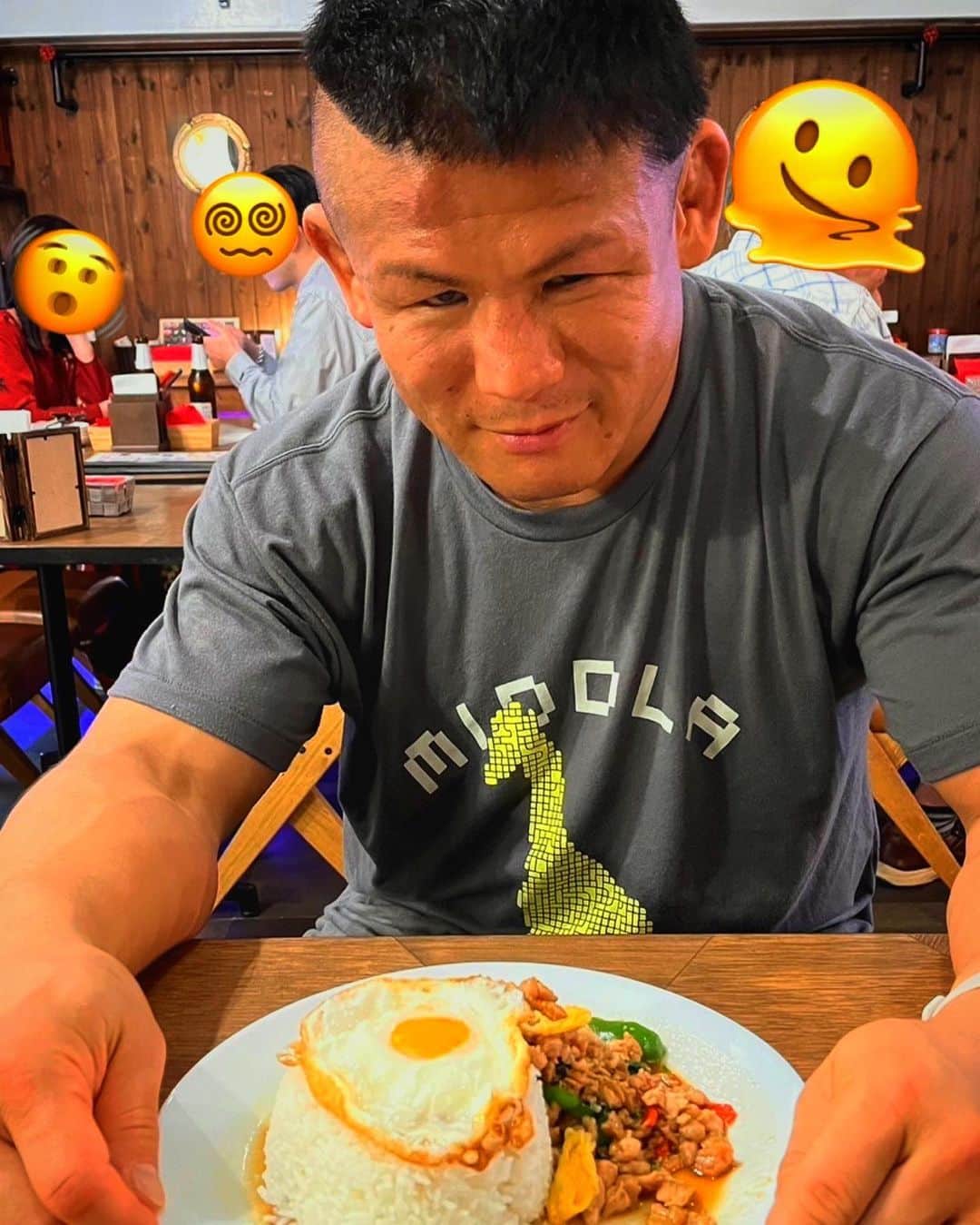 北岡悟のインスタグラム：「6/11、横浜ケージファイト19終了後、疲れ果て尽くした私は、天野さんとパンクラスイズム横浜近くのタイ料理屋さん @cony_toad でお疲れ様でした会を開催しました🍽️🇹🇭 どうしたって疲れを隠せないお顔の私北岡悟でした😵 #ガパオライス #鶏バジル炒め #タイ料理」