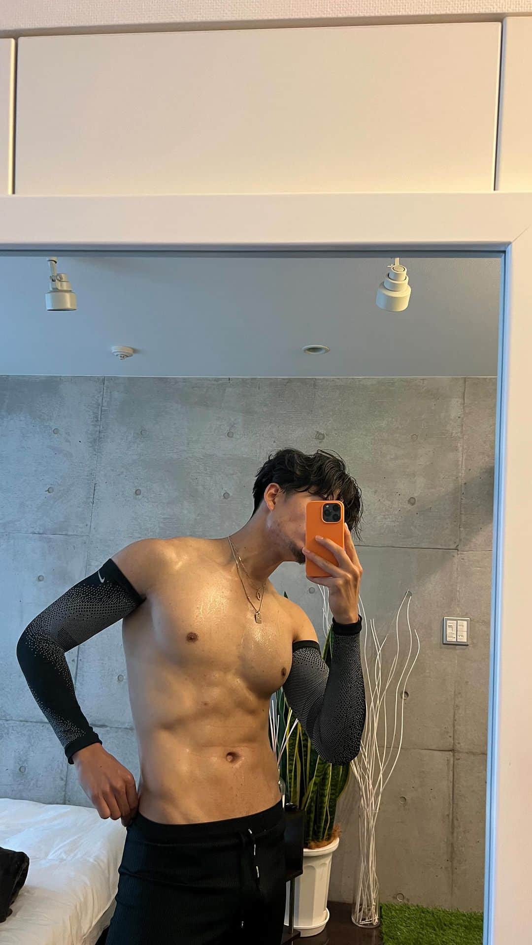 Kensukeのインスタグラム：「ランニングは好きでAirbods maxのヘッドホンで洋楽聴きながら8km 3〜40分しながらしました🕊 ・ ・ ランニング前はフルーツか水を30分前に摂取します! 食事をしてからだと2〜3時間後にランニングします 今回はアイスコーヒー 胃にはあまり入れて走りたくなくて!! ・ ・ ウェアはナイキで統一 最高のランニングでした🤲🏽」