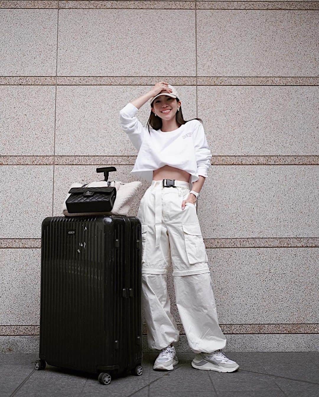 喜田彩子のインスタグラム：「⁡ ⁡ 移動日コーデ✈️ 楽ちんが一番だよねっ！ ⁡ ⁡ TOPS... @toiro__toiro  BOTTOM... @moussyofficial  SHOES... @date_sneakers_jp  BAG... @chanelofficial @pionunnal  TRUNK... @rimowa  ⁡ ⁡ #fashion #outfit #ootd #coordinate #패션 #오오티디 #데일리룩 #코디스타그램 #악세사리 #오늘뭐입지 #좋아요 #156センチコーデ #sサイズコーデ #夏コーデ #春コーデ #シンプルコーデ #ファッション #コーディネート #コーデ #移動日コーデ #機内コーデ」