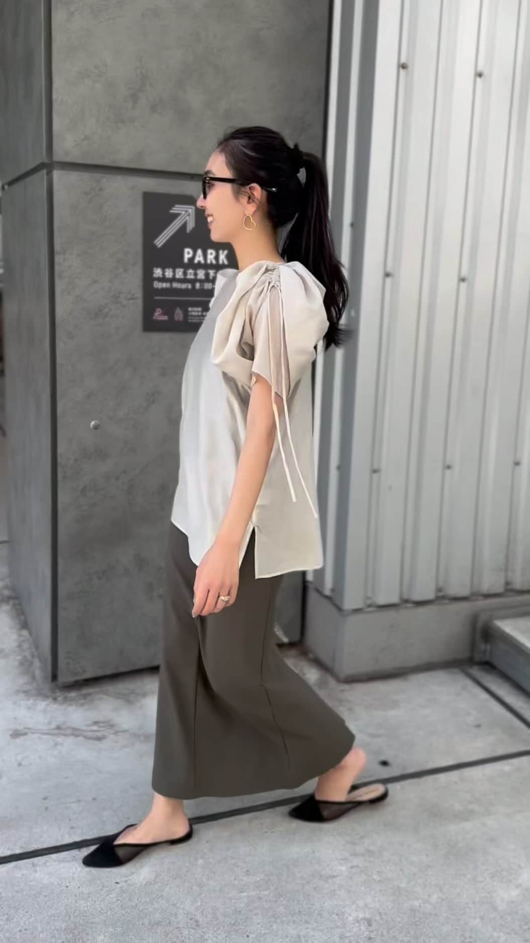鈴木詩織のインスタグラム：「梅雨の時期も、夏の冷房対策にもちょうどいいシアーブラウス🤍  明日6/15(木)20:00〜再販します🛒✨  紐によって袖の長さとギャザーが調整できますっ🫡 @meri.onlinestore   #shiorin_styling#meri#ミリコのミリ活」