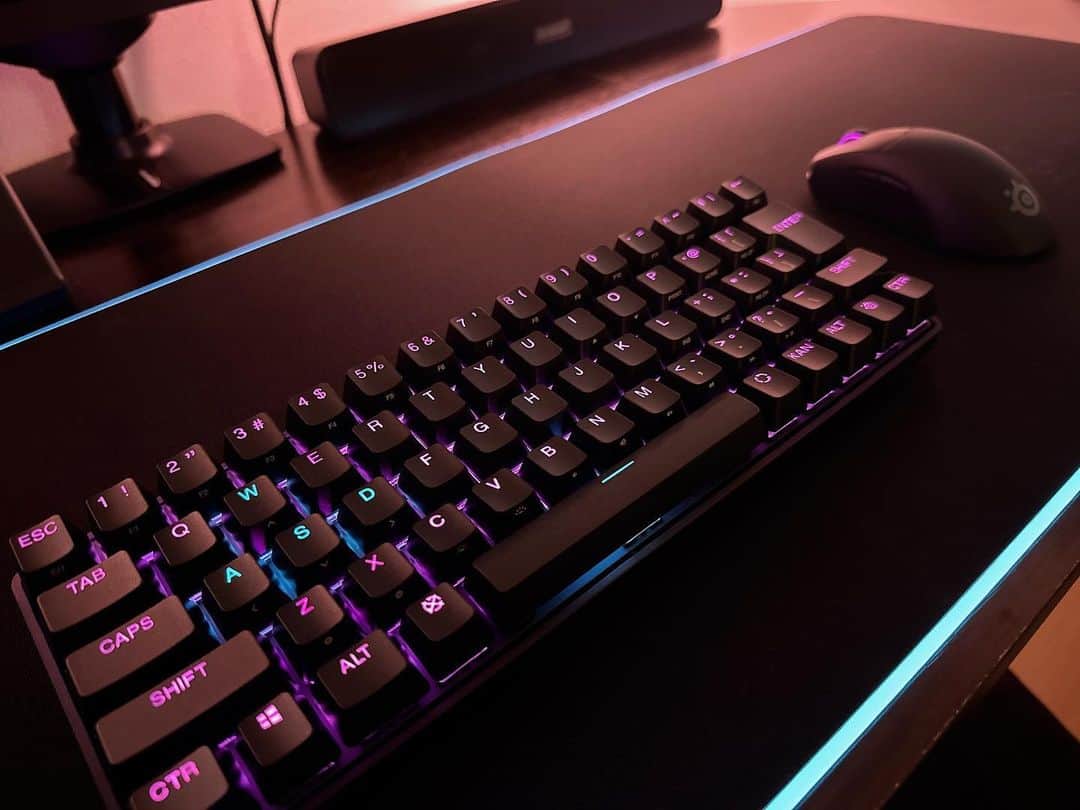 鷲尾伶菜のインスタグラム：「New keyboard &🖱️ @steelseries   マウスパッド @razer」