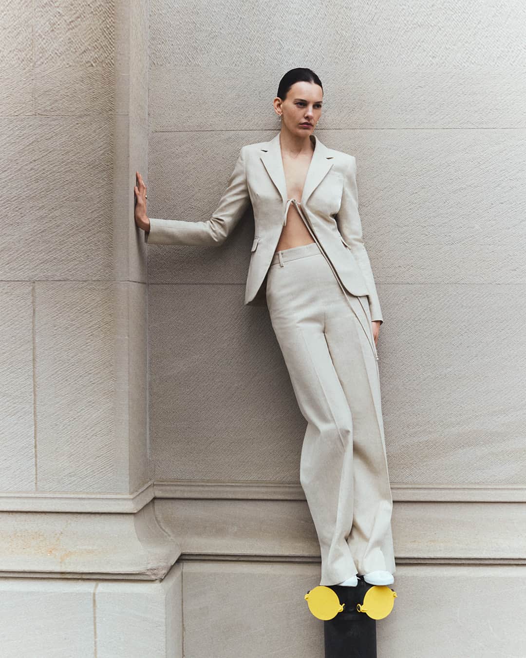 アルチュザラのインスタグラム：「The ‘Gardner’ jacket is precision tailored in Italy from cotton blend with a touch of stretch creating a structured silhouette. An open front, lace fastenings and slit cuffs bring a contemporary edge.  www.altuzarra.com」