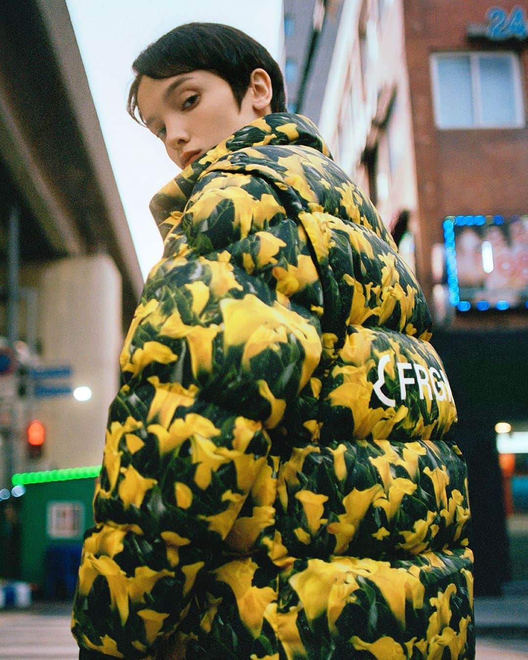 モンクレールのインスタグラム：「Love’s fresh bloom. Hiroshi Fujiwara pays homage to Moncler’s outdoor DNA with vibrant photo-real lilies.   See the full Moncler x FRGMT collection on moncler.com.   #MONCLERGENIUS  #MONCLERFRGMT   @fujiwarahiroshi」