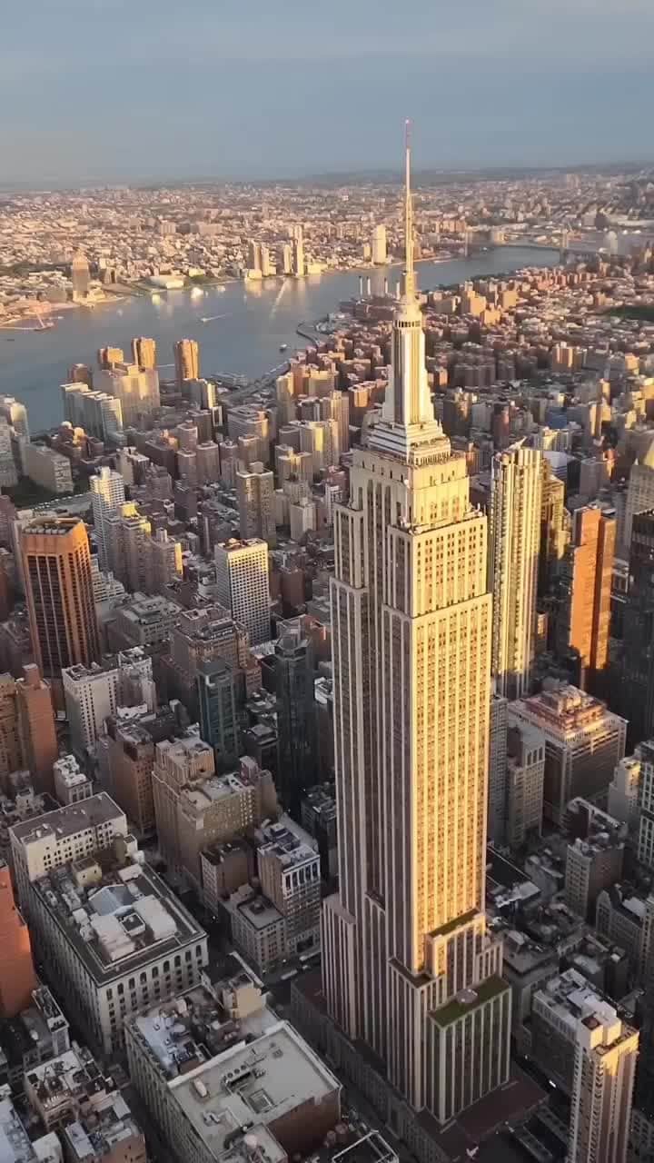 Empire State Buildingのインスタグラム：「Beauty from above  📷: @kingy27nyc」