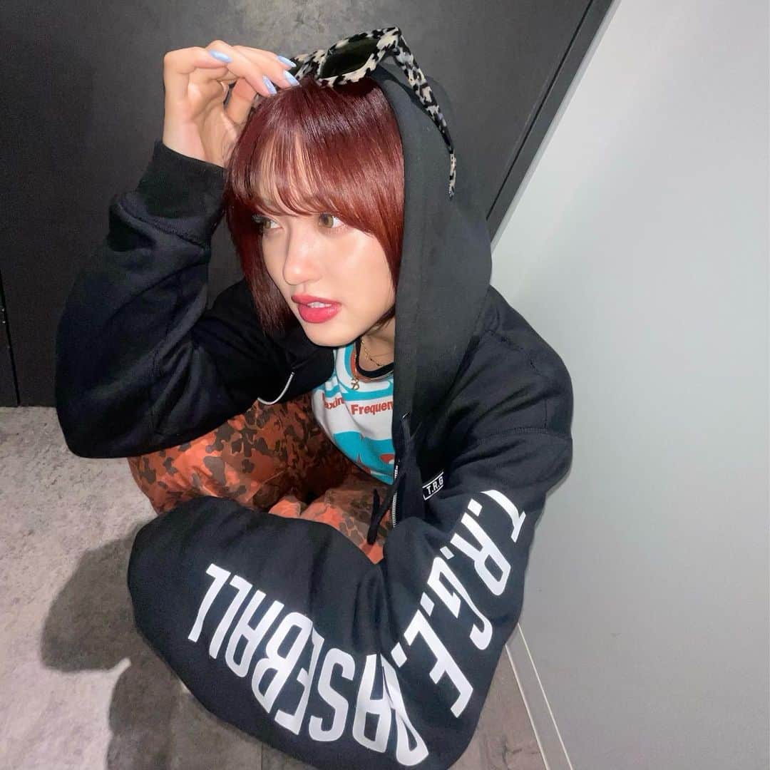 のインスタグラム：「髪色かえだ🫣❤️‍🔥 ネイルもかえだ🩵  お仕事的に最近はあんまり個性出せずにいたからやっとでうれしい🥹  毎日ネイル見て髪見て、はぁんかわいい生きるのたのしいってhappyな気持ち🌈🥰  東京で行く時の美容院はいつもお世話になってる「RITZ」さん🫶🏽🫶🏽 今回も爆睡してまって髪切るの大変だったびょん🫨😂 いつもありがとうございます💞  NAILはいつも @miyunakajima 🫶🏽 ずっとやりたかったスプレーネイルしてもらったのん😎 デニムぽくてかわちい 遅くまでありがとうございました🥰 @nailbeat  自分の機嫌は自分でとってあげちゃおう🍏  #ネイルの状態とメンタルの状態は比例する」