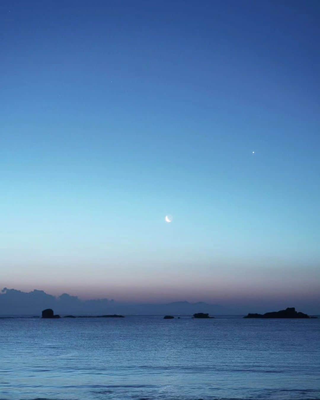 岩倉しおりさんのインスタグラム写真 - (岩倉しおりInstagram)「夜と朝の境目とか夕方と夜の境目とかその時間の空の色がとてもすき。」6月15日 0時04分 - iwakurashiori