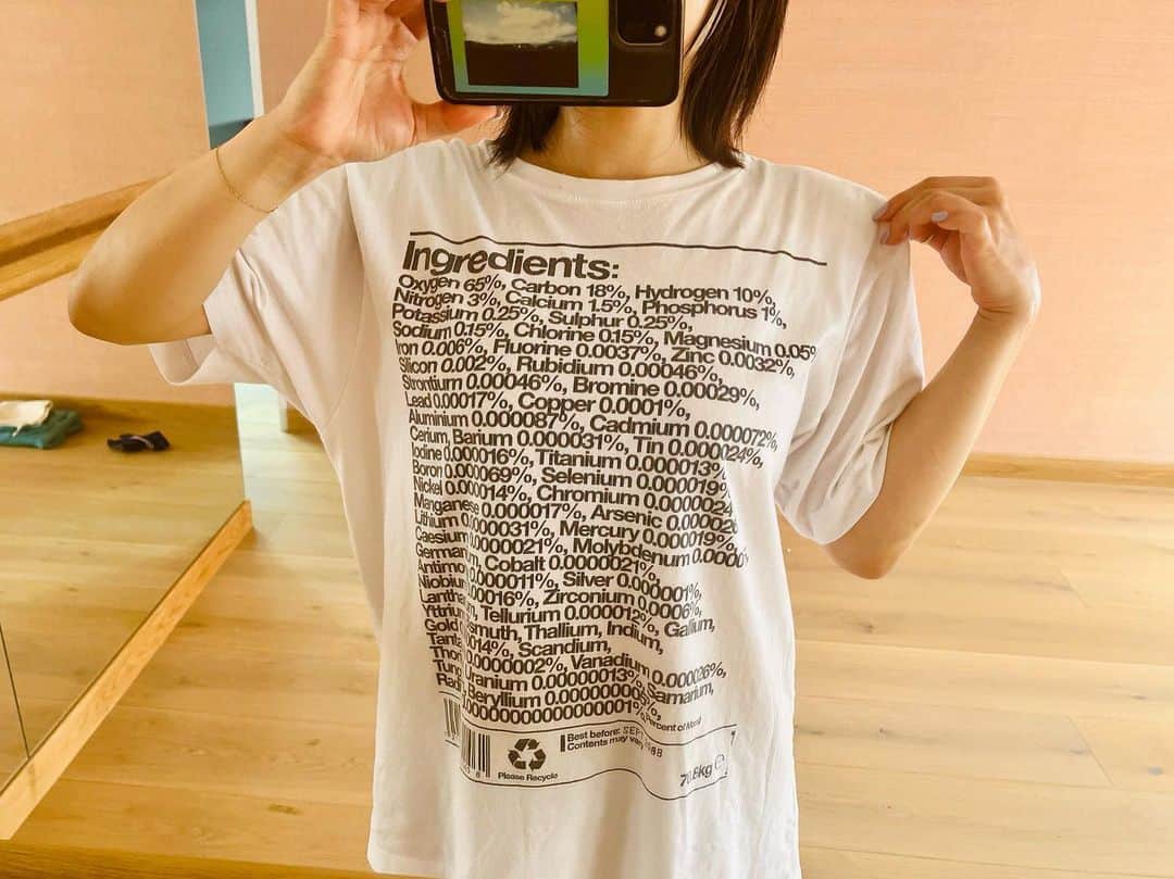宇多田ヒカルのインスタグラム：「My favourite house T-shirt (and part time pyjama).   家でしか着ない大好きなTシャツ(時々パジャマ)。ロンドンの科学博物館で買ったかな？人間の原材料が書いてあるの。賞味期限も笑」
