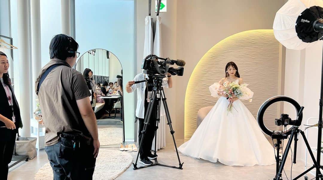 Dressy編集長 ♡miiのインスタグラム：「6/1にオープンしたDRESSYCAFEを 中京テレビ"キャッチ"さんにご紹介いただきました🤍 その後も多くのメディアさまに取材いただき、連日多くのお客様にお越しいただき、本当に感謝しています。皆さま本当にありがとうございます。  一方で、想定以上のご来店に準備不足もあり ご満足いただけない方もいらっしゃり申し訳ない気持ちでいっぱいです。オープン初日に思ってもみない方向にバズり、対応しきれない部分も多くご指摘もいただきました。いただくお言葉を真摯に受けとめながらも、心ない言葉に落ち込んだり、傷ついたり😢ただ今は現場メンバーともできる限りのコミュニケーションをとりながら反省をしながら、1つ1つ改善をしていますので是非、あたたかい気持ちで見守ってくださるとうれしいです😢🤍 . 私もオープン直後や週末は名古屋の店頭に立ったり洗い場や接客、お食事の提供のお手伝いをしながらお客様やキャストのメンバーとコミュニケーションを取らせていただいています！飲食店は10年前のバイトぶりっ！現場を経験し、学ぶことが本当にたくさん。  反省はもちろん多いですが、 自分の目で見て感じたことは本当に多く、実際にお客様と対面させていただいたからこそいただけたありがとうのお声や、嬉しくて幸せな言葉達、可愛いと言っていただける空間に誇りを持ちこれからもっと素敵なカフェと思っていただけるよう改善を重ねたいと思っています。   ウェディングドレスや結婚式の魅力を1人でも多くの方に発信できるように、東海エリアの皆さまに愛されるカフェになれるようみんなでがんばります🌼 これからもDRESSYCAFEをよろしくお願いします😊  #DRESSYCAFE #プラコレ #名古屋カフェ」