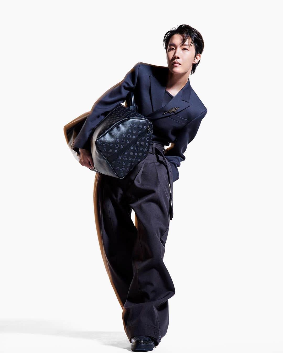 ルイ・ヴィトンさんのインスタグラム写真 - (ルイ・ヴィトンInstagram)「j-hope and the Keepall. The House Ambassador sports the iconic Louis Vuitton Keepall, emphasizing the versatility and dynamic appeal of the eye-catching travel companion. Discover the collection via link in bio.  #jhope #LouisVuitton」6月15日 0時28分 - louisvuitton