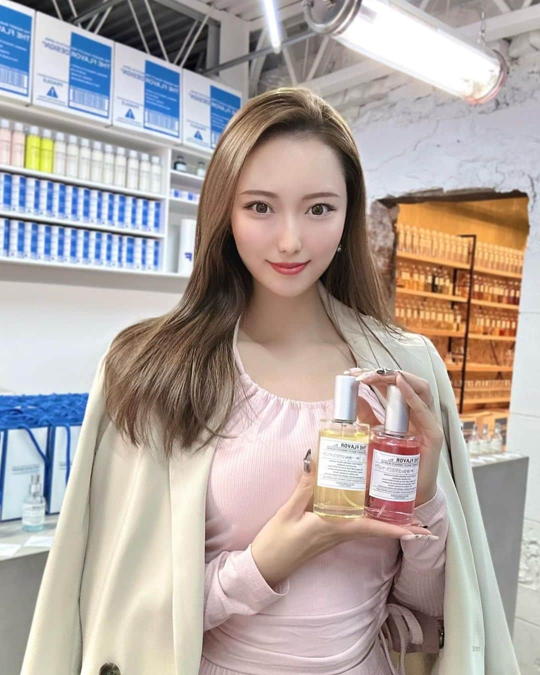 山下舞のインスタグラム：「𝑂𝑟𝑖𝑔𝑖𝑛𝑎𝑙 𝑝𝑒𝑟𝑓𝑢𝑚𝑒 ﾟ.*❁ ⁡ 神戸まで香水作りに行ったよ💐‪‪ ⁡ 自分で香りをカスタムできて色も好きな色にできるの🤍 最後は自由に入れれる記入欄に私は自分の名前と日付書いた☺️ ⁡ 大人なすっきりした香りと可愛らしい甘い香りの2つ ふんわりした優しい香水に出来てお気に入り🤭💐🤍 ⁡ ⁡ ⁡ #神戸#神戸観光#香水作り#オリジナル香水#インスタ映え #フレグランス#ボディミスト#香水コレクション#香り #ピンクコーデ#セットアップ#韓国ファッション#code」