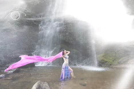 Loxyのインスタグラム：「🏞️ water fall's shooting!  📷photo by:⁠@couros_photography 💃costume designed by:⁠hanan  🧚model:Loxy  🏞️🏞️🏞️🏞️🏞️🏞️🏞️🏞️🏞️🏞️🏞️🏞️🏞️🏞️🏞️🏞️🏞️🏞️🏞️🏞️🏞️🏞️🏞️🏞️🏞️🏞️🏞️🏞️ #滝#滝行#キャンプ#山 #撮影#自然が好き #自然が好きな人と繋がりたい #waterfall #river#shooting #dancer #followme #likes#likeforall」