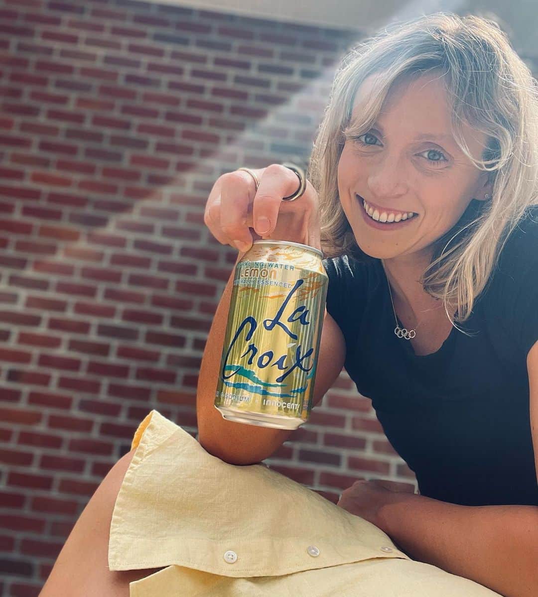 ケイティ・レデッキーのインスタグラム：「Nothing like the taste of Lemon 🍋 in summertime ☀️😎💛  AND with @lacroixwater you can have it 🍋 with 0 calories, 0 sweeteners, 0 sodium 🤩 ✨ #LiveLaCroix #Lemon」