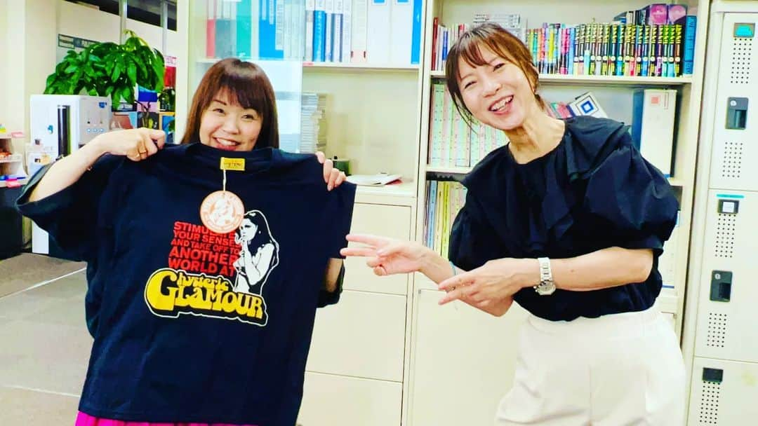 川原ちかよのインスタグラム：「今日も友達から誕生日プレゼントをもらいました。  毎日誰かが祝ってくれて、 誕生日が続いていて嬉しい。  本当にいろんな皆さんがお祝いしてくれて、 感謝です。  キヨピー、しもぐち夫妻、あっくん、けんじからは、 私のリクエスト「おしゃれTシャツ」を頂きました😊 フェスT、バンドTがたまりすぎて、 Tシャツを買わないでいたら、 ほんまに普通のTシャツがなくなってしまって😅 ヒステリックグラマー、嬉しい！  そして、「ロットンの日」の前に、 α-station に寄ってくれた、 神戸チームのディレクター浅井さんも、 プレゼントを持ってきてくれた！ 浅井さん、めっちゃありがとう！  RELAX GIFTってなに！？ と思ったら、カタログギフトみたいに、選べるねん！ エステとか、ピラティスとか、ネイルとか、 いろいろ！ 初めてもらったプレゼントで、 なんて大人🍷🎩✨と感動。  そう、大人‼️と思ったのに、 今、私が選びたいと思っているのは、、、  トランポリン体験😂  東京か千葉で、できるみたい。 めちゃくちゃやってみたい。 全然、大人じゃない🤣  #サタジャン3 #αstation #お誕生日ありがとう  ホールケーキ🎂は、別の日のお仕事の現場で、白竹堂さんがご用意してくださいました。 ありがとうございました！ #白竹堂  #京都の老舗  #京扇子」