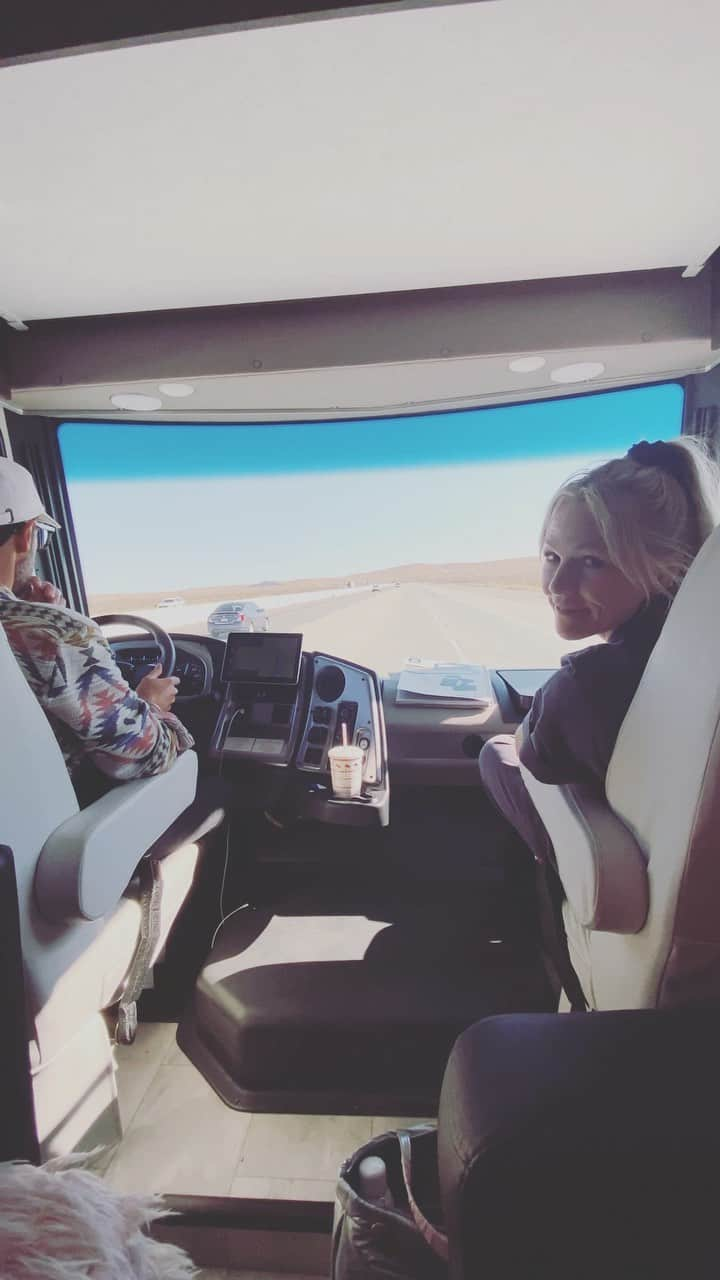 ジェニー・ガースのインスタグラム：「The open road…such a good feeling!  There’s something about being free to roam, no appointments or meetings on the schedule, seeing this beautiful world.  @dirvla  @elmonterv  #rv #family #couple #drive #freedom」