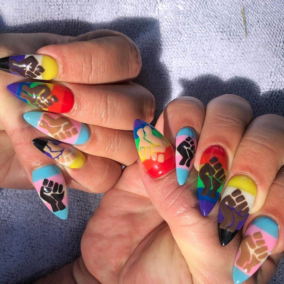 安田直美のインスタグラム：「PRIDE ✊✊🏻✊🏼✊🏽✊🏾✊🏿🏳️‍🌈🏳️‍⚧️💜💛🖤🤍 #pridemonth #pridenails」
