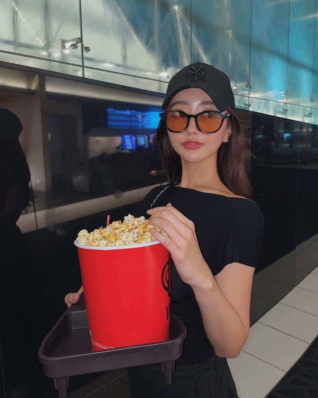 のインスタグラム：「ひとり映画🎞️🍿🐈‍⬛🖤 (書けっていわれた。笑)  どう見てもひとり映画な訳ないじゃんね。笑 りなちゃんと映画みて語りながら帰る夜道🌛  最近ハマってるスニーカーファッション👟🤍  #nike#nikeshoes#gentelmonster#gentelmonstersunglasses#blackcode#airjordan#airjordanshoes #oote#newera #neweracap」