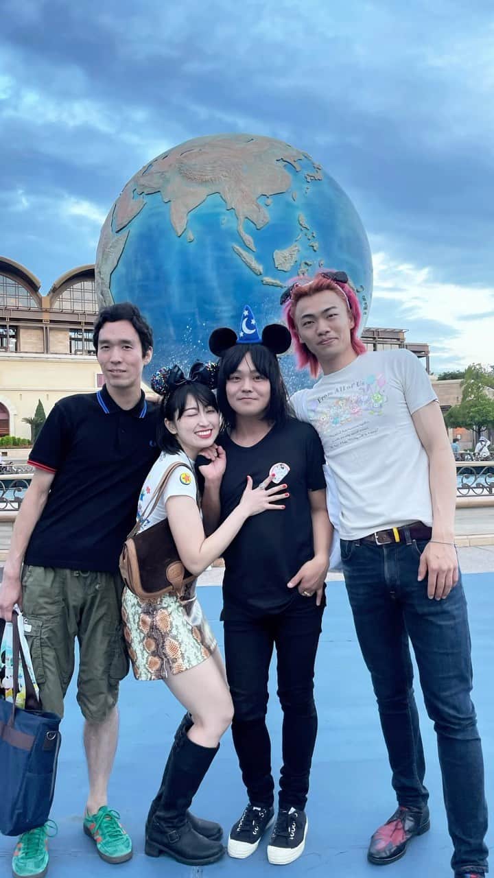 中里亜美のインスタグラム：「バースデーサプライズ🌹 蕉太郎の誕生日ウィークで私は大忙しです！  Week of SHOTARO's Birthday🎉 I'm very busy🥵  #サプライズバースデー #happybirthday #disneysea  #surprise  #disney  #japaneseliamgallagher #誕生日  #ディズニーシー #サプライズディズニー #目隠しディズニー #サプライズ」