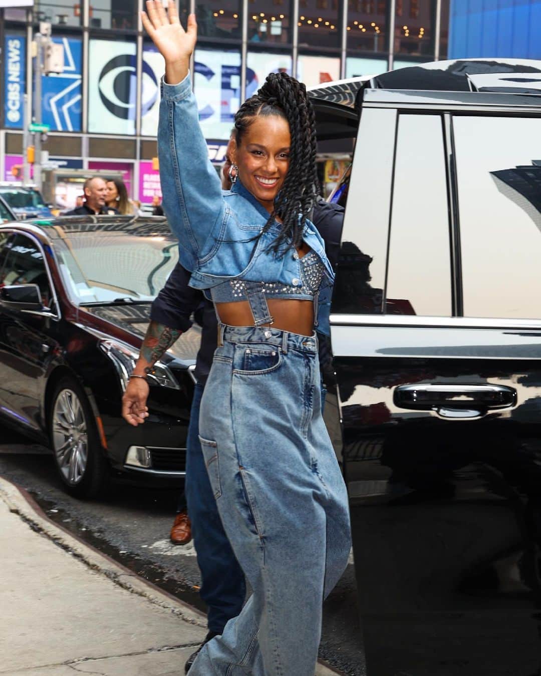 Moschinoのインスタグラム：「She has us fallin’. The always beautiful @aliciakeys performs on Good Morning America wearing high-waisted overalls and a statement bustier from M05CH1N0 JEANS.   #Moschino #MoschinoMuses #GoodMorningAmerica」