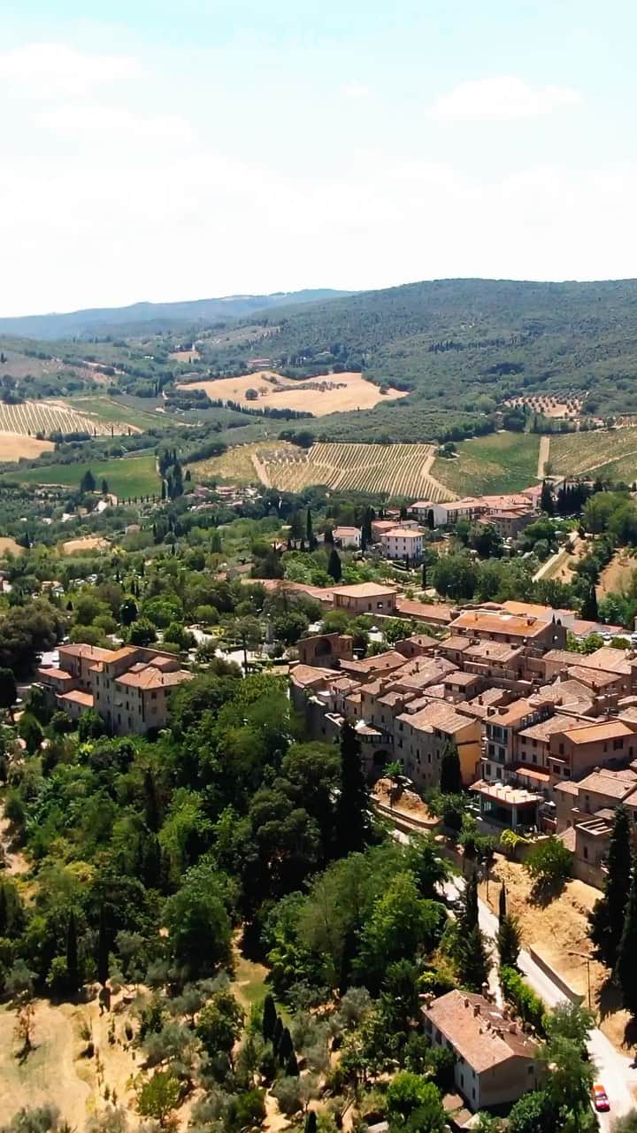 Lonely Planetのインスタグラム：「Have a true wine experience, stroll an organic agriturismo (aka a working farm) and make a lil gelato — and let the kiddos lend a hand. Here's how to have your BEST day ever in Tuscany according to @emikodavies, a food writer in Tuscany 🍝」