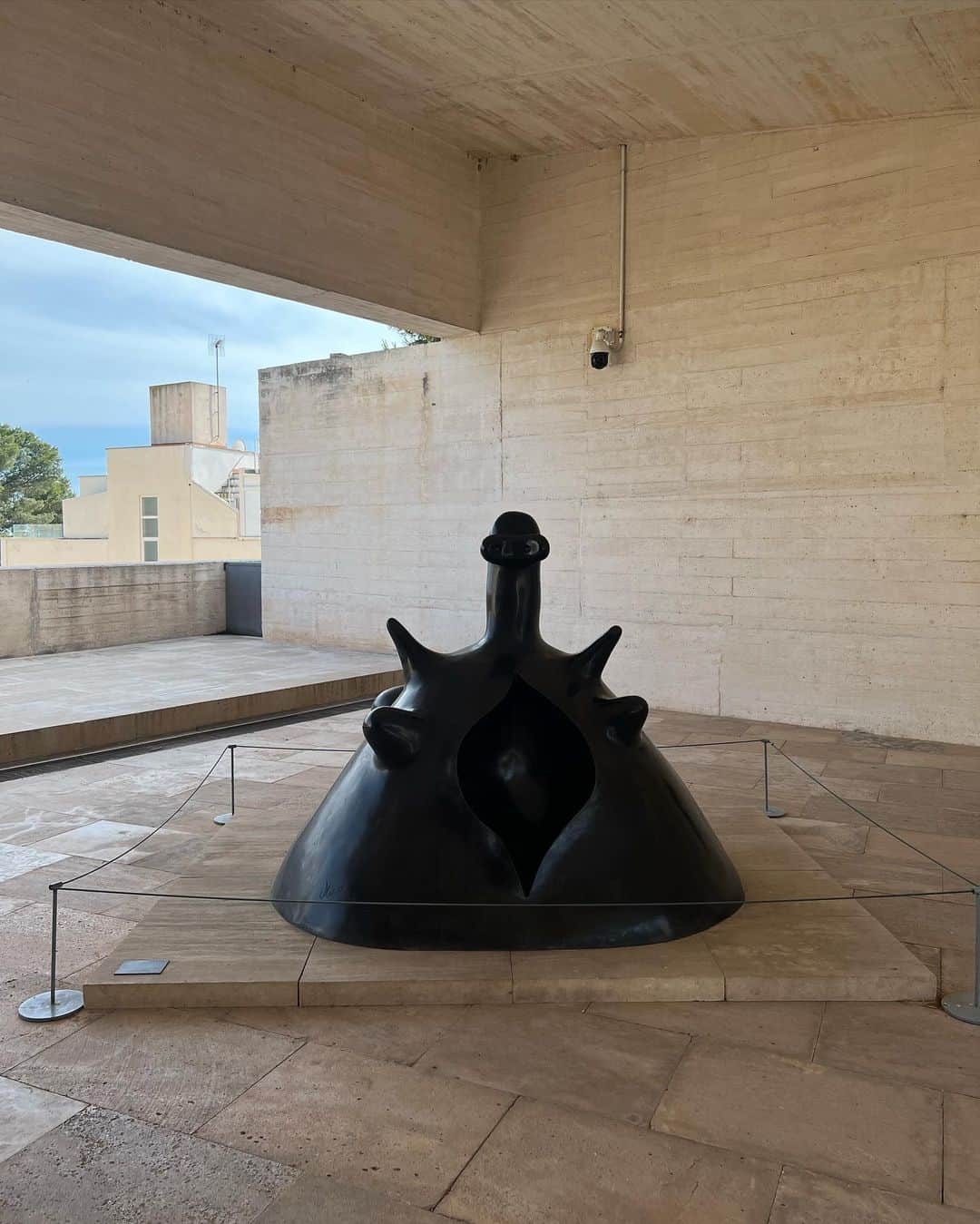 エレオノーラ・カリシさんのインスタグラム写真 - (エレオノーラ・カリシInstagram)「A foundation that tastes of home, just as Joan Miró wanted it. A public foundation with a sea view created to preserve the Cala Major area.  Things to know.  ╱ Admission is not free ╱ It consists of three buildings where you can admire Miró''s incredible work. ╱ On the hill with a view you can see the residence where Miró created his refuge and wrote all over the walls ╱ In an 'hour you can see everything with satisfaction  #Mallorca #fundacionjoanmiro #JoanMiro」6月15日 3時10分 - eleonoracarisi