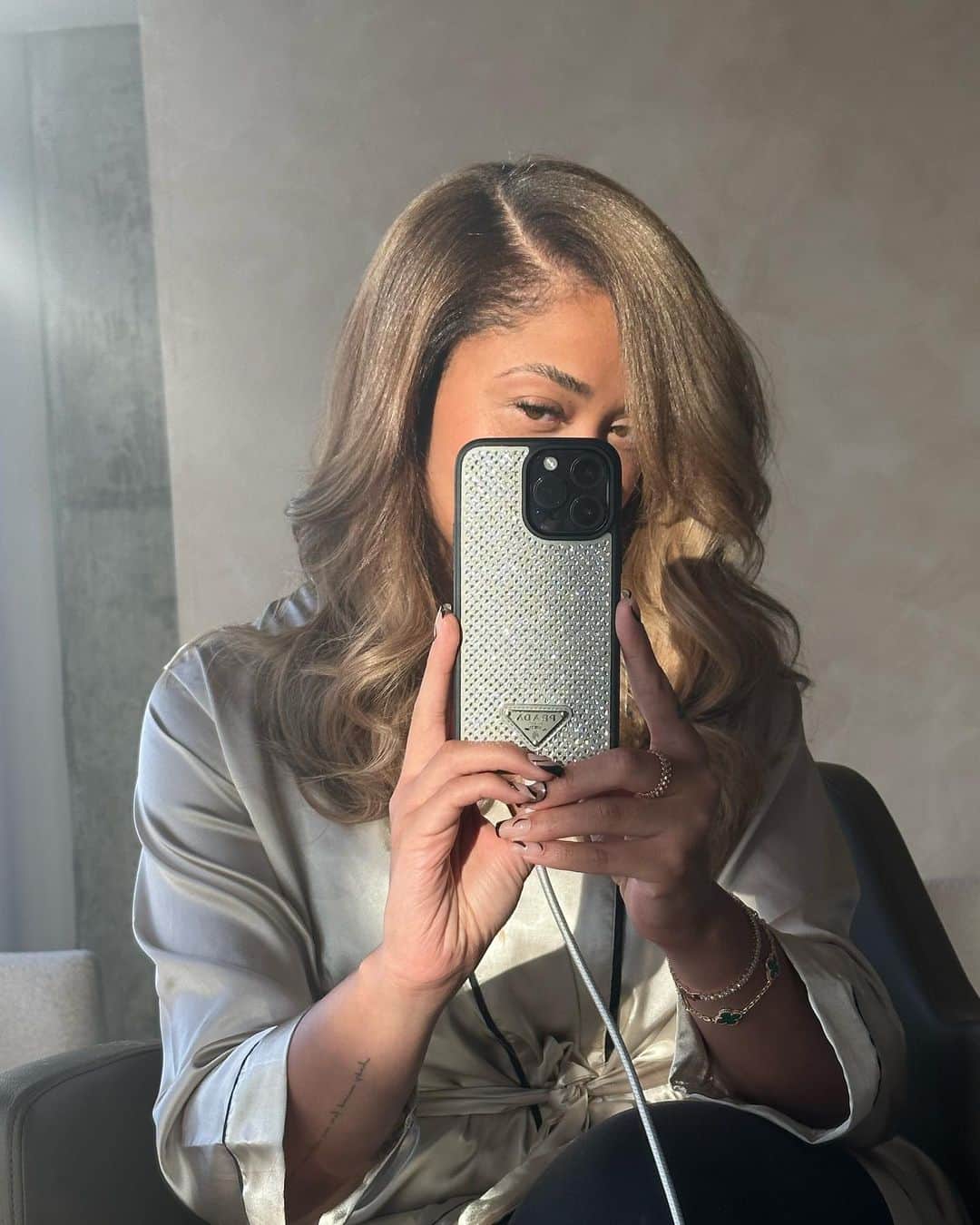 ジョーディン・ウッズのインスタグラム：「quick trip…   new hair who dis 😍」
