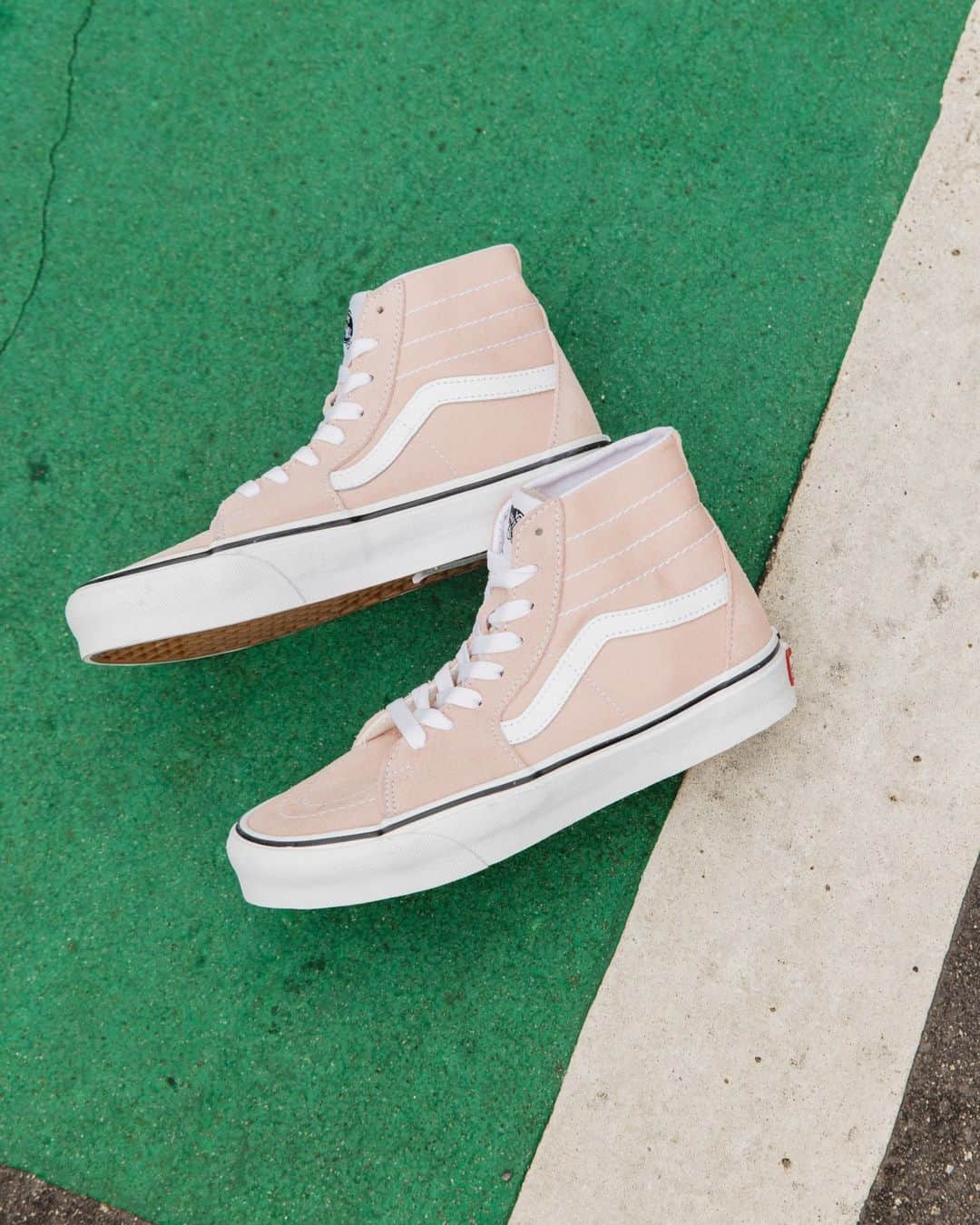 vans girlsのインスタグラム：「Color me pink in the all new Sk8-Hi Tapered. Find it at vans.com/classics」