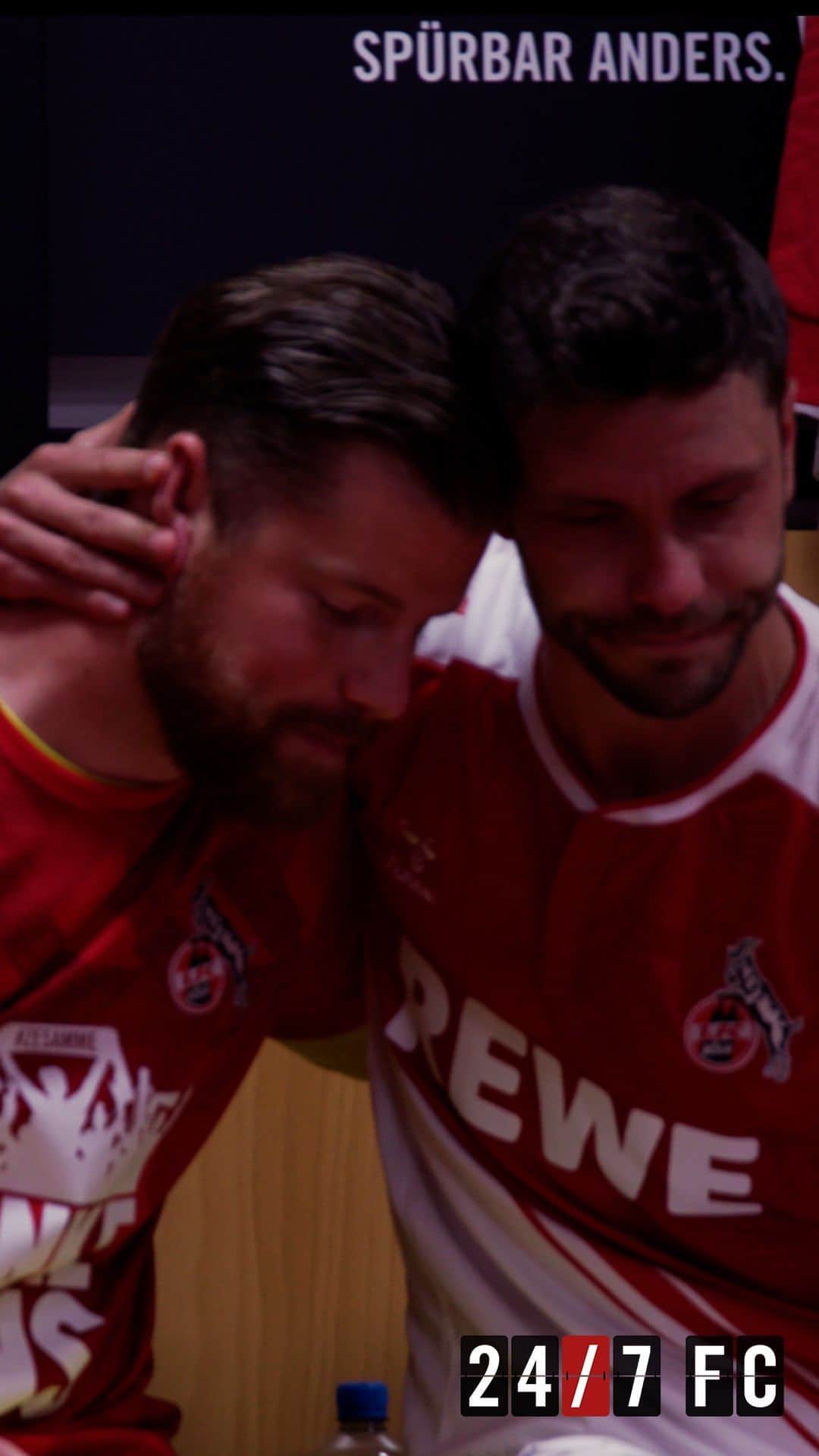 1.FCケルンのインスタグラム：「𝐀𝐛𝐬𝐜𝐡𝐢𝐞𝐝𝐞 🥹 Die neue und letzte Episode von 24/7 FC ist online. So emotional, so nah, so echt. ❤️🤍  Episode 8 kann ab sofort gestreamt werden. Der Link ist in der Story und in der Bio. ___ #effzeh」