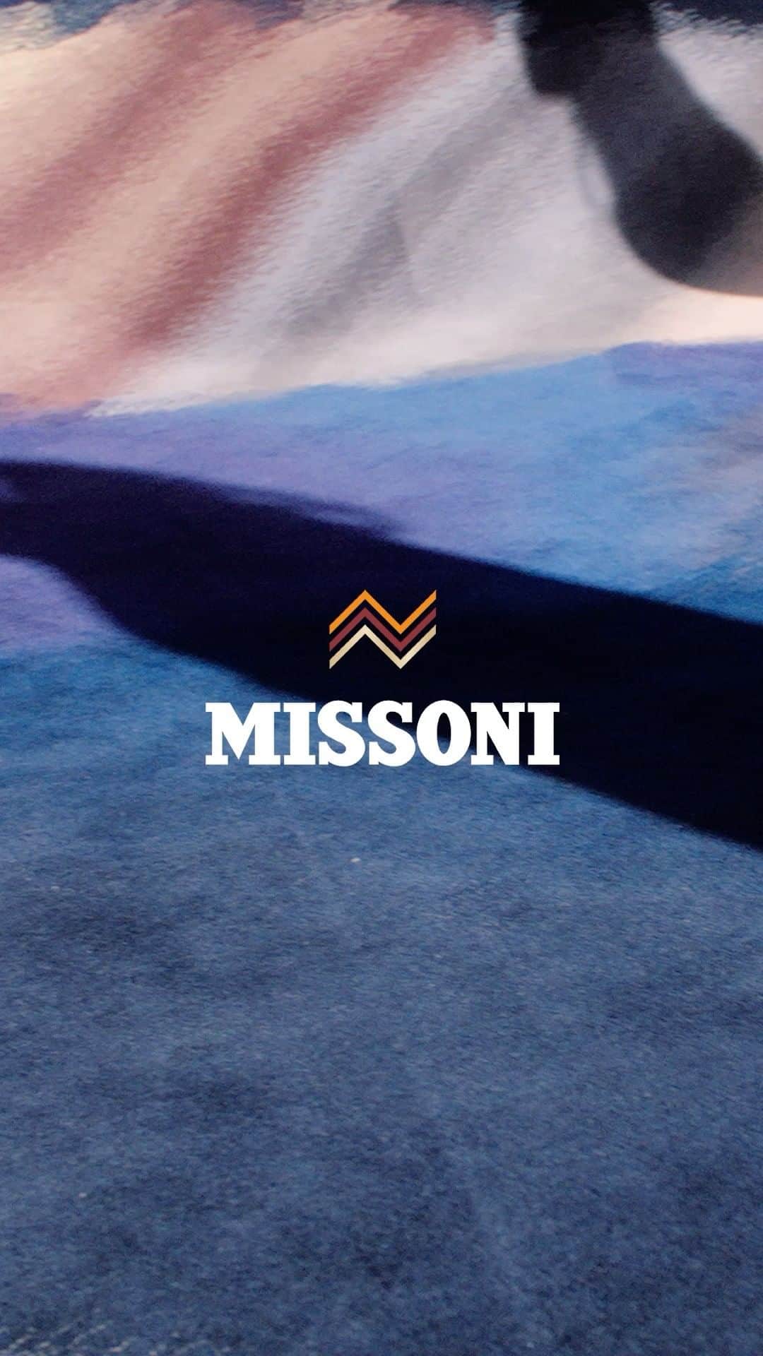 ミッソーニのインスタグラム：「Elegant freedom manifested by colorful patterns and essential shapes. ‎ Discover more at the link in bio.  ‎ #Missoni  #MissoniSpringSummer23」