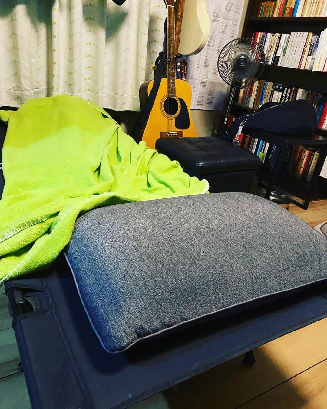 高橋文樹のインスタグラム：「書斎で寝る時はキャンプ用のベッドを使います。」