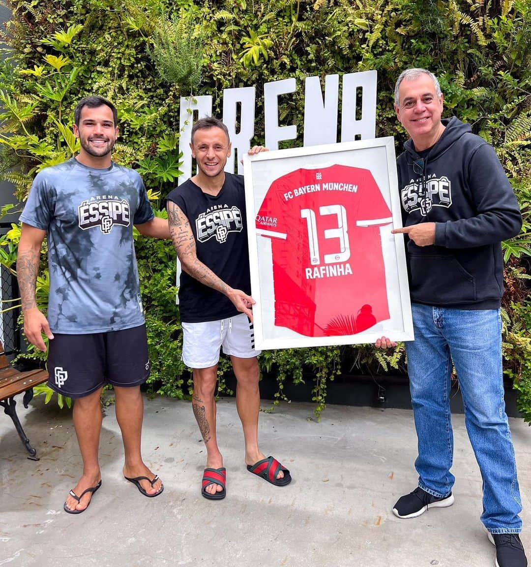 マルシオ・ラファエウ・フェレイラ・デ・ソウザのインスタグラム：「Que presentaço, Rafinha! 🤩  Obrigado pela camisa autografada, com direito a dedicatória, craque! Você é merecedor de todo o seu sucesso. Campeão brasileiro, grego, alemão, sulamericano, europeu e mundial! 👏🏻  Com certeza vamos guardar com muito carinho por aqui, onde você sempre será bem-vindo. Tâmo junto! 🖤  #Rafinha #futebol #campeão #arenaessipe」