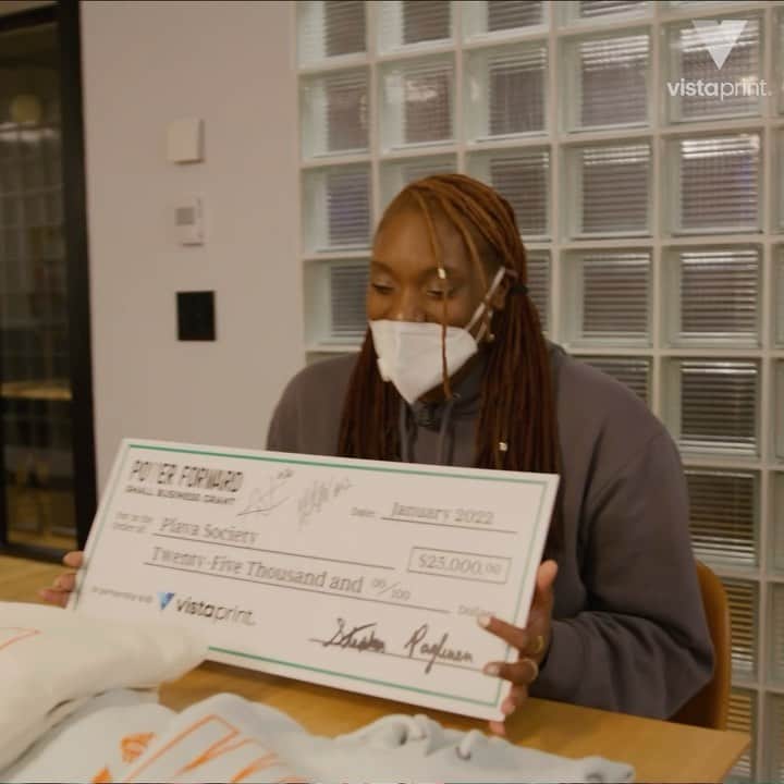 ボストン・セルティックスのインスタグラム：「The Power Forward Small Business Grant has helped businesses like @playasociety continue to grow 💼☘️」