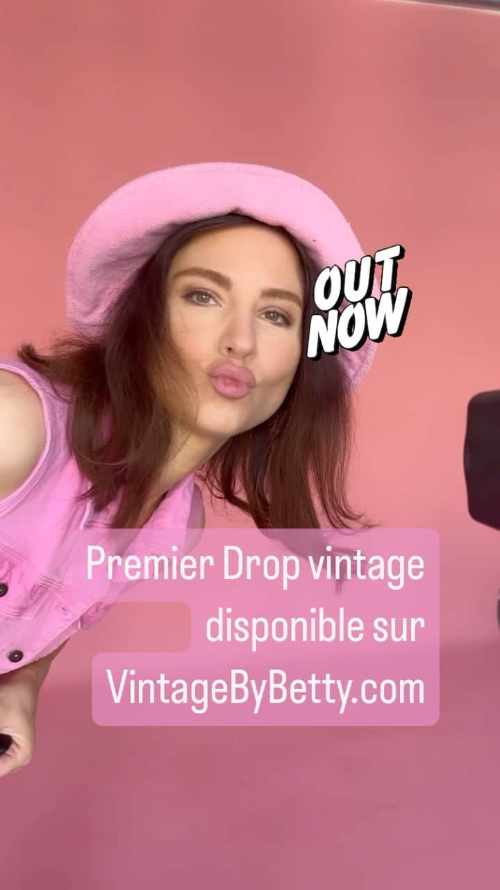 ベティ・オウティエのインスタグラム：「Le tout premier drop de ma boutique vintage est en ligne !! Let’s go sur www.vintagebybetty.com pour un drop exclusif de 35 pièces vintages et uniques ✌🏼🩷」