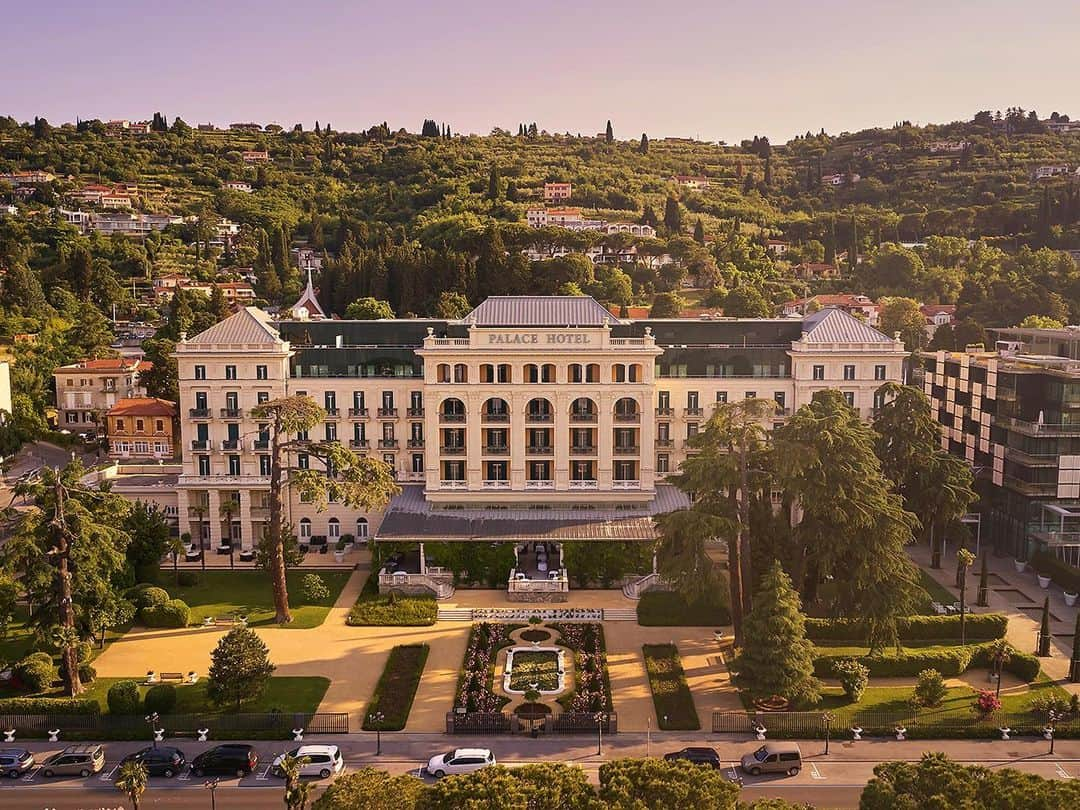 Biologique Recherche Sloveniaさんのインスタグラム写真 - (Biologique Recherche SloveniaInstagram)「Dobrodošli v Rose Spa legendarnega luksuznega hotela Kempinski Palace Portorož. Ta biser avstro-ogrske belle époque je na edinstveni lokaciji v osrčju Portoroža v Sloveniji s čudovitim pogledom na Piranski zaliv. Ker je hotel v bližini Trsta, Ljubljane in Benetk, je idealen za preživljanje prostega časa, poslovna srečanja ali gastronomske izlete. Dopolnite bivanje v tem hotelu brezčasne elegance z edinstvenimi tretmáji in izdelki Biologique Recherche, ki zagotavljajo klinični pristop h kozmetični negi s pripravki iz čistih, skoraj surovih, visoko koncentriranih sestavin ter z izvirnimi in personaliziranimi protokoli nege kože obraza in telesa. #biologiquerecherche #followyourskininstant #buildingbetterskin #wellness #spa #treatment #beauty #skincare #cosmetics #kempinski #kempinskipalaceportoroz #biologiquerechercheslovenia」6月15日 1時24分 - biologique_recherche_slovenia