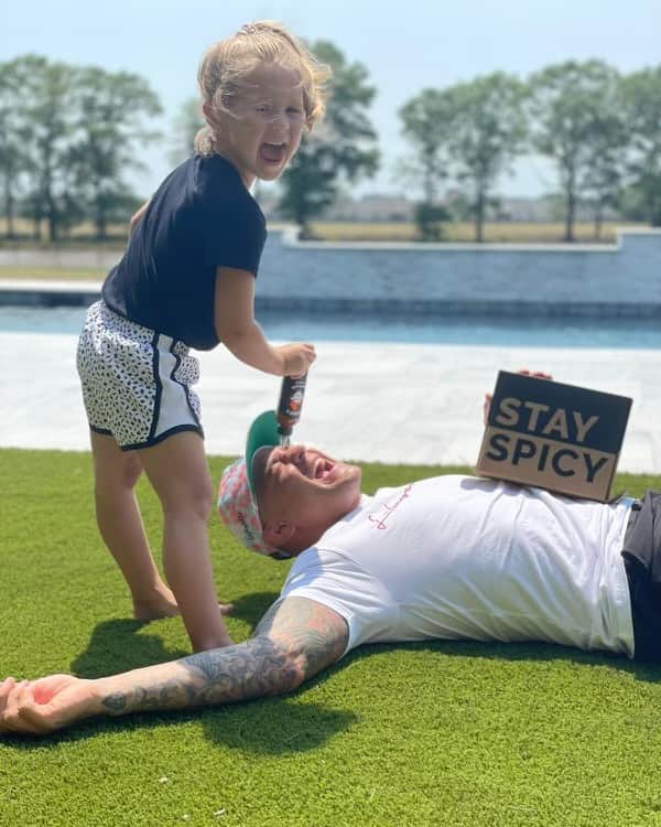 UFCさんのインスタグラム写真 - (UFCInstagram)「Happy early Father’s Day from @DustinPoirier and the Official Hot Sauce of UFC!   If you’re still searching for something for dad, head to heatonist.com for a knockout gift that really brings the heat 🔥💎🔥  B2YB @Heatonist @Heartbeat_HotSauce @PoirierSauce」6月15日 1時30分 - ufc