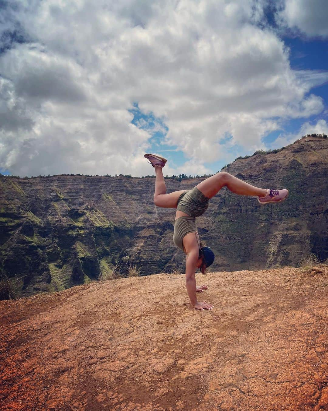 ミーガン・マーチンのインスタグラム：「Life will always be a little more fun upside down 🤸🏽‍♀️!!! Love the flexibility that these @prana Halle E-Waist short II gives me 😍!!!」