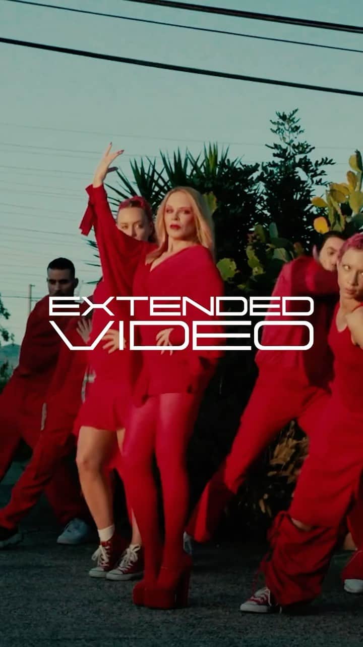 カイリー・ミノーグのインスタグラム：「The ❤️ Padam Padam ❤️ extended video is available to download NOW!! Link in bio 😘」