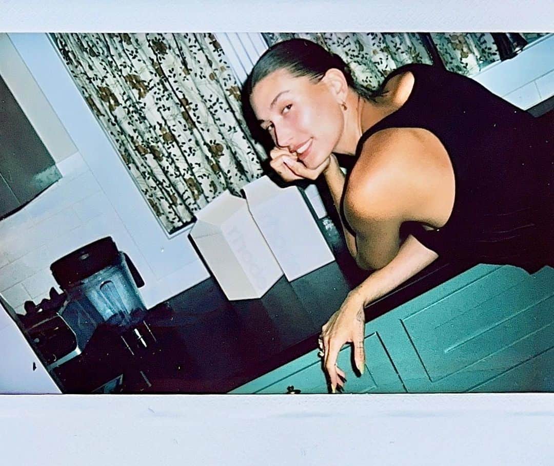 ハイレイ・ロード・ボールドウィンのインスタグラム：「us at home with glazing milk 🥛🤍 tomorrow 9am pst. 🥛🥛 rhodeskin.com 🥛」