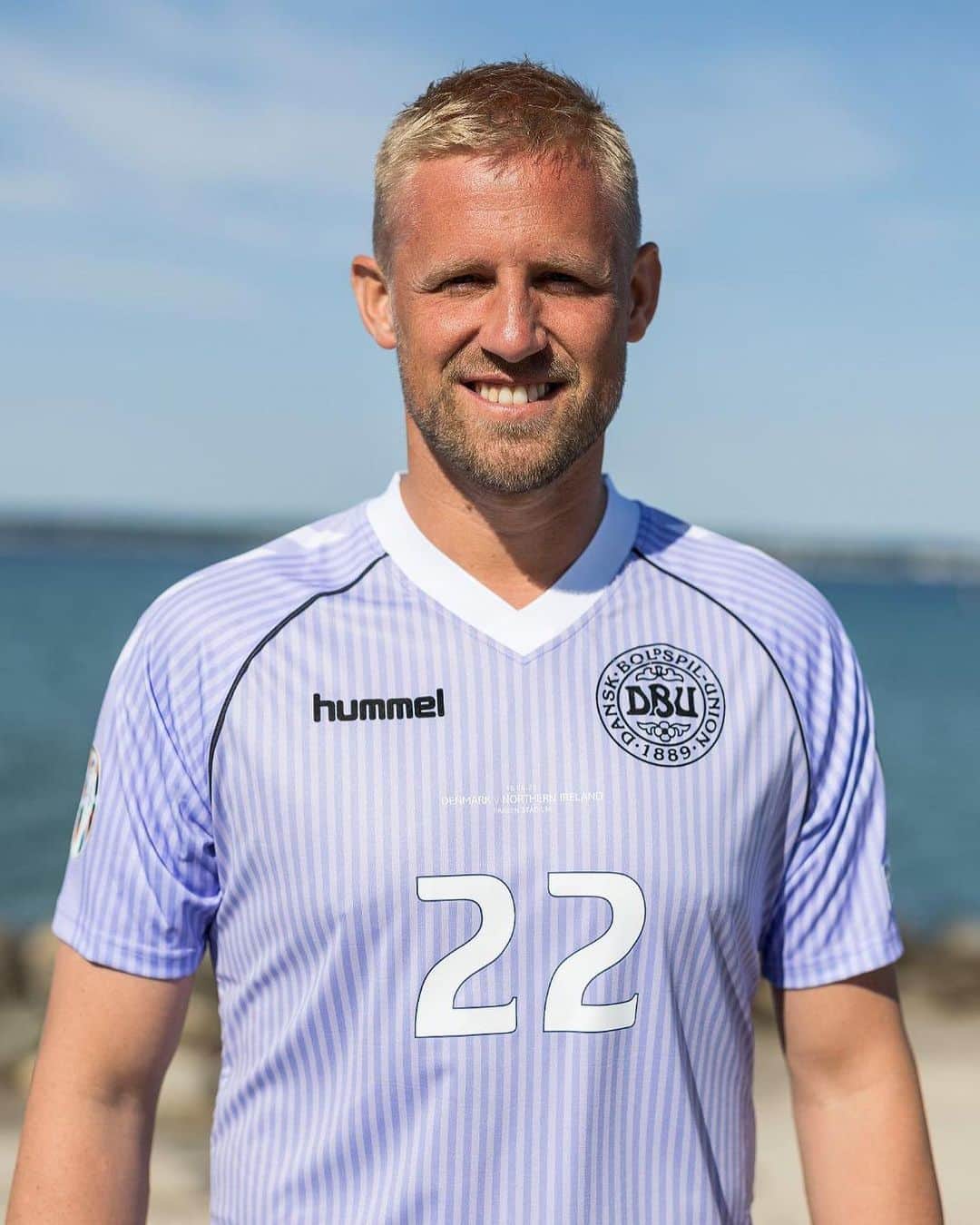 のインスタグラム：「Til kampen mod Nordirland spiller vi i landsholdstrøjen fra VM86 for at hylde et særligt hold, hvor Lars Høgh var en stærk målmand. Jeg spiller med nummer 22 på ryggen for at mindes Lars og hylde både ham og hans familie, der altid har haft en særlig betydning for mig igennem hele mit liv.」
