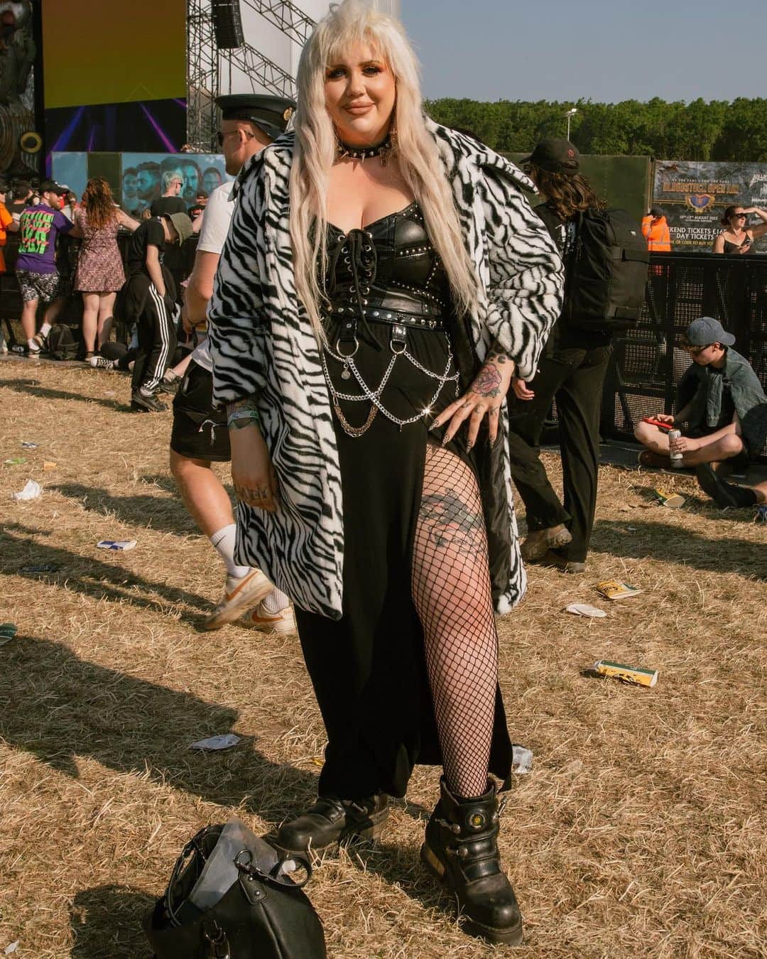 Kerrang!さんのインスタグラム写真 - (Kerrang!Instagram)「From snazzy suits to goth cowboys, here’s some of our favourite fits from Download 2023 🖤  📸: @bekkycalverphoto」6月15日 1時50分 - kerrangmagazine_