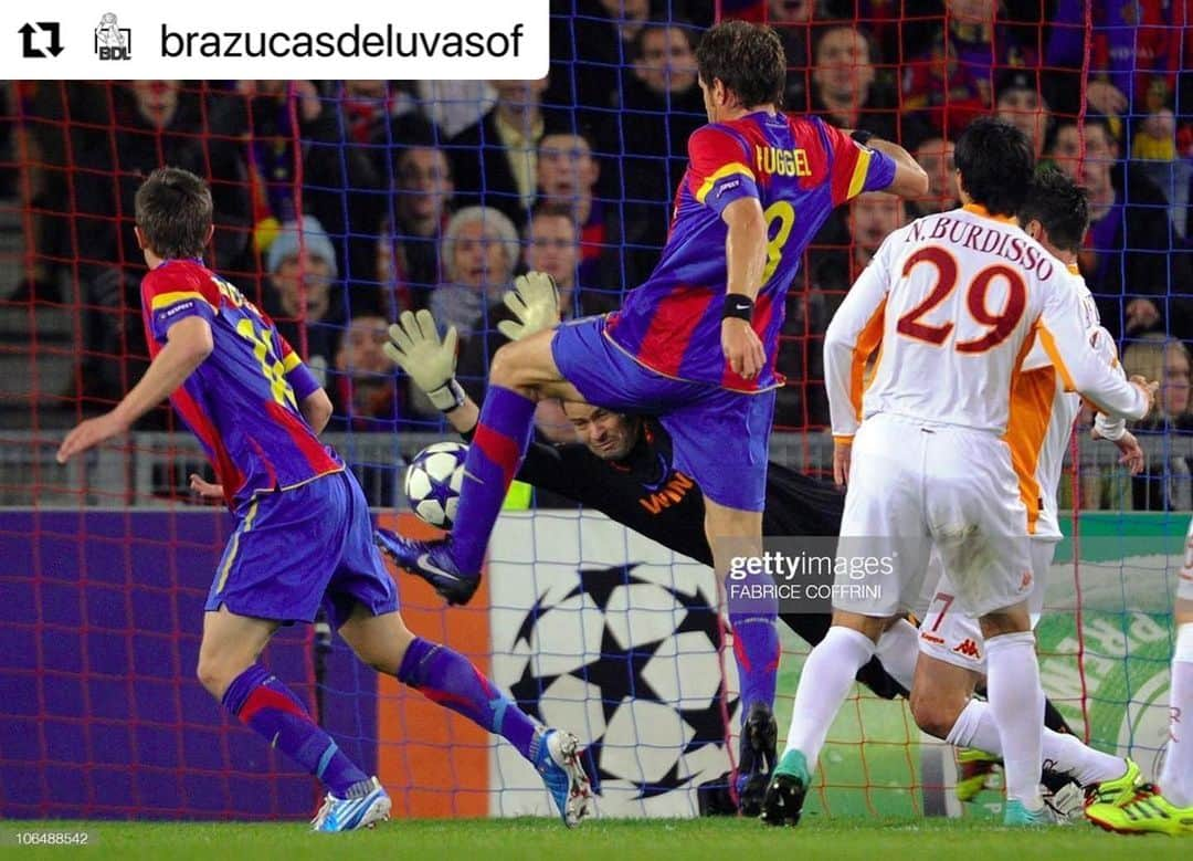 ジュリオ・セルジオ・ベルタニョーリのインスタグラム：「#Repost @brazucasdeluvasof with @use.repost ・・・ Júlio Sérgio se atira para defender um chute em Basel 2x3 Roma, pela UEFA Champions League de 2010/2011.  O time suíço contava com um jovem goleiro chamado Yan Sommer, na época reserva do ídolo argentino Franco Constanzo. Sommer assumiria a titularidade ao fim da temporada, após a saída do argentino.   📸 @gettyimages」