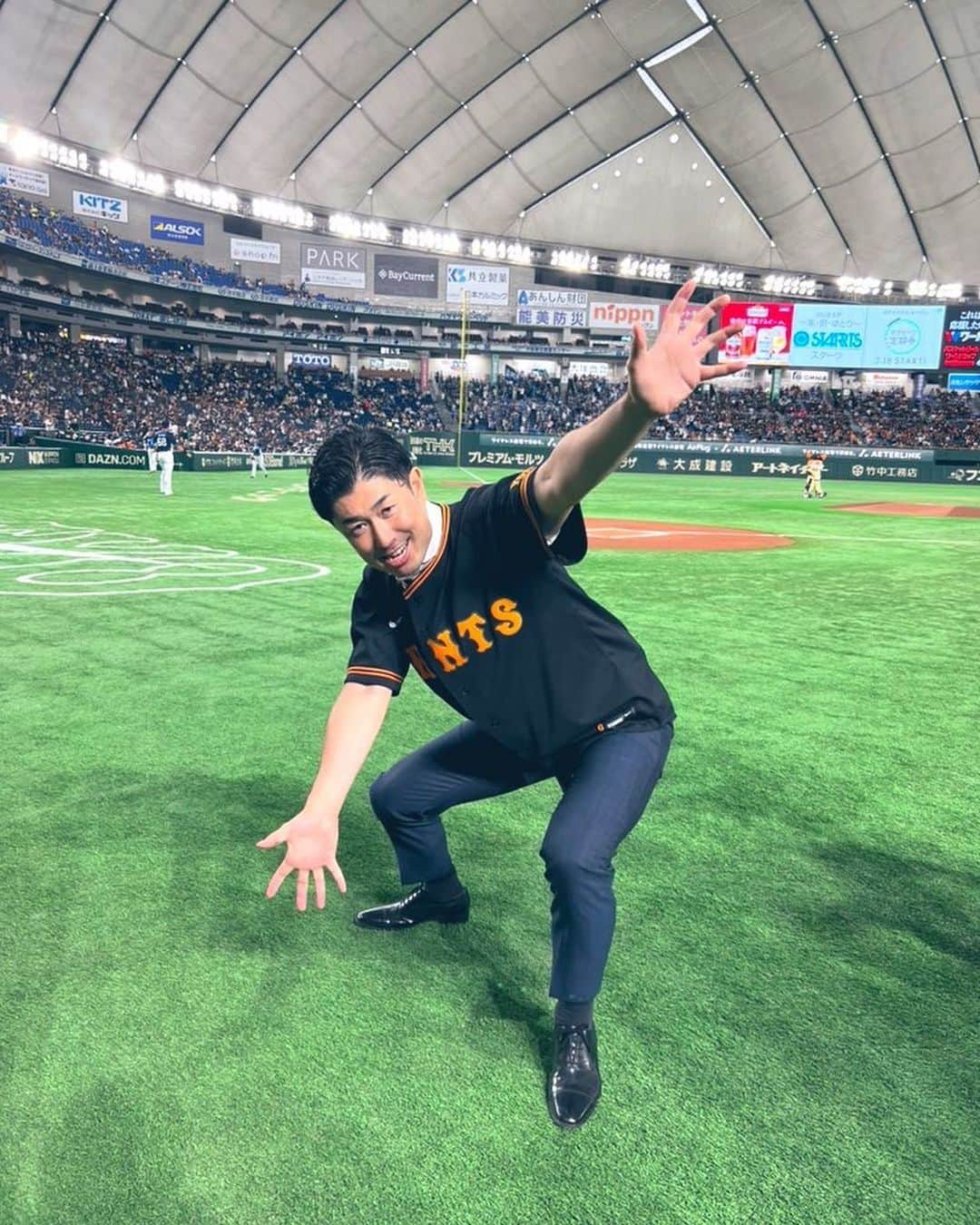 高橋大輔さんのインスタグラム写真 - (高橋大輔Instagram)「ジャイアンツ、4連勝⚾️⚾️⚾️⚾️  ナイスゲームでした✨  ジャビットスーパーバズーカ不発直後に 4番のホームラン発射！！  連日のスクイズ！  戸郷投手のヒーローインタビューはいつもハキハキしていて素敵です😊  プロダンスリーグ・Dリーグからセガサミールクスの皆さん登場という事で スタジアムMCもダンサー味のある写真に挑むも失敗‥どちらかというと"ざんまい"的なポーズになった挙句‥(謎の笑顔) ↓ 結果、プロレスファンの悪いクセが発動し 「燃える橙魂」になってしまいました‥  写真以上に今夜は反省の多い一日でしたので、明日は気合い入れ直して頑張ります🎤  明日は女優・山本舞香さんが始球式に登場！  ジャイアンツ5連勝へ！ ご来場お待ちしております🏟️  #読売ジャイアンツ #ジャイアンツ #東京ドーム #3rdユニフォーム #黒く染めろ #スタジアムmc #髙橋大輔 #高橋大輔」6月15日 1時54分 - daisuke_72