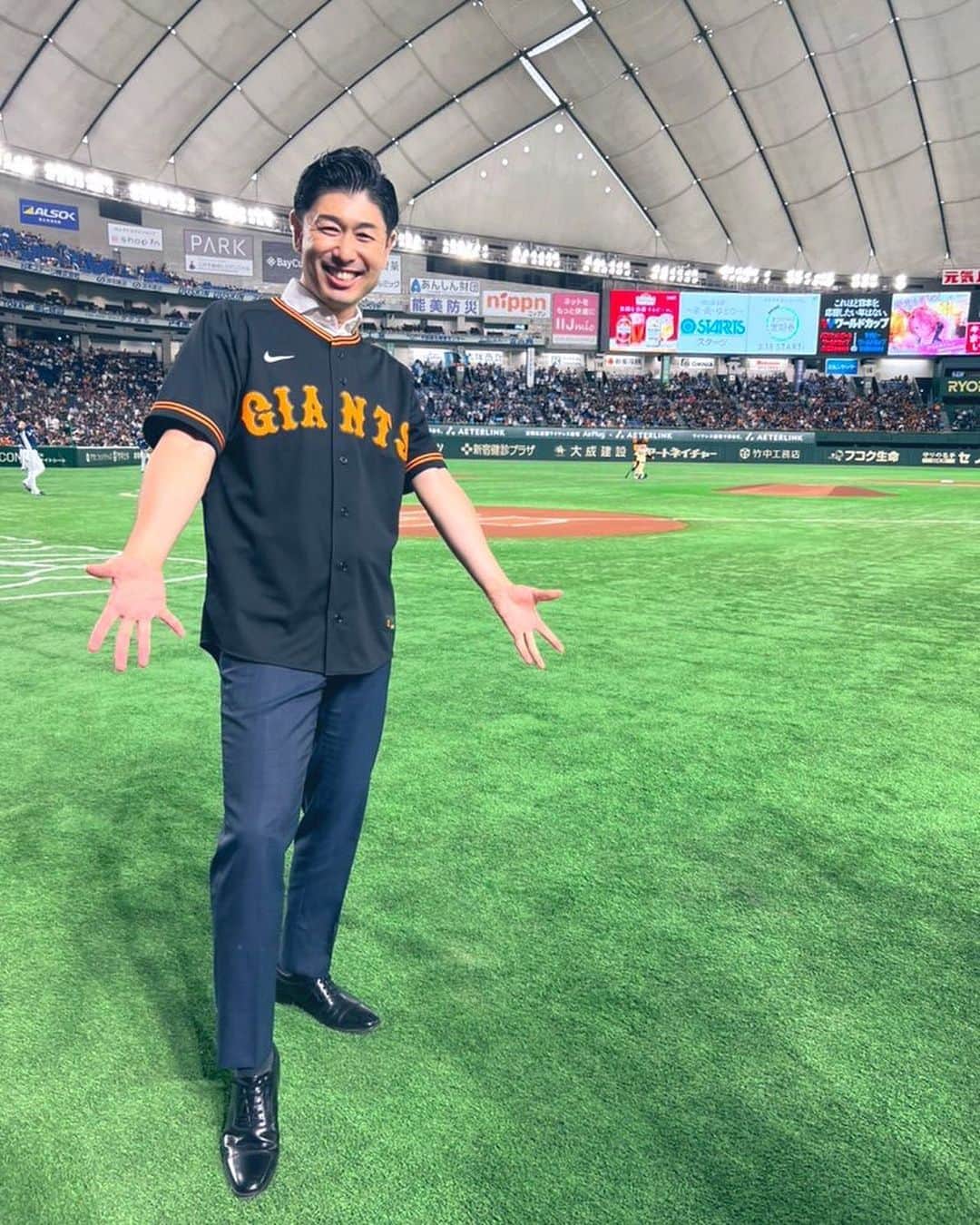 のインスタグラム：「ジャイアンツ、4連勝⚾️⚾️⚾️⚾️  ナイスゲームでした✨  ジャビットスーパーバズーカ不発直後に 4番のホームラン発射！！  連日のスクイズ！  戸郷投手のヒーローインタビューはいつもハキハキしていて素敵です😊  プロダンスリーグ・Dリーグからセガサミールクスの皆さん登場という事で スタジアムMCもダンサー味のある写真に挑むも失敗‥どちらかというと"ざんまい"的なポーズになった挙句‥(謎の笑顔) ↓ 結果、プロレスファンの悪いクセが発動し 「燃える橙魂」になってしまいました‥  写真以上に今夜は反省の多い一日でしたので、明日は気合い入れ直して頑張ります🎤  明日は女優・山本舞香さんが始球式に登場！  ジャイアンツ5連勝へ！ ご来場お待ちしております🏟️  #読売ジャイアンツ #ジャイアンツ #東京ドーム #3rdユニフォーム #黒く染めろ #スタジアムmc #髙橋大輔 #高橋大輔」