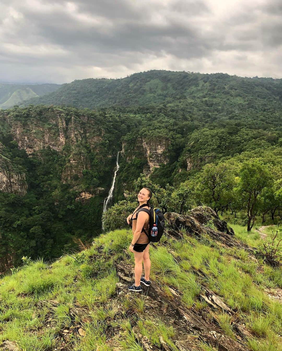 ハンナ・シューベルトさんのインスタグラム写真 - (ハンナ・シューベルトInstagram)「A few pictures from last weekend’s trip to the Volta region😊 2h hike to Mount Afadjato followed by a 6h hike to the Wli Waterfalls🙌🏼 A thunderstorm right at the beginning of the long second hike meant walking with completely wet clothes & shoes on a wet trail for six hours… made everything even more adventurous 😅  But it was definitely worth it! We got rewarded with amazing views, swimming in/under waterfalls and as the falls are on the border of Ghana and Togo we also quickly got to visit Togo😁 Weekend well spent🥳👏🏼」6月15日 2時03分 - schuberthannah