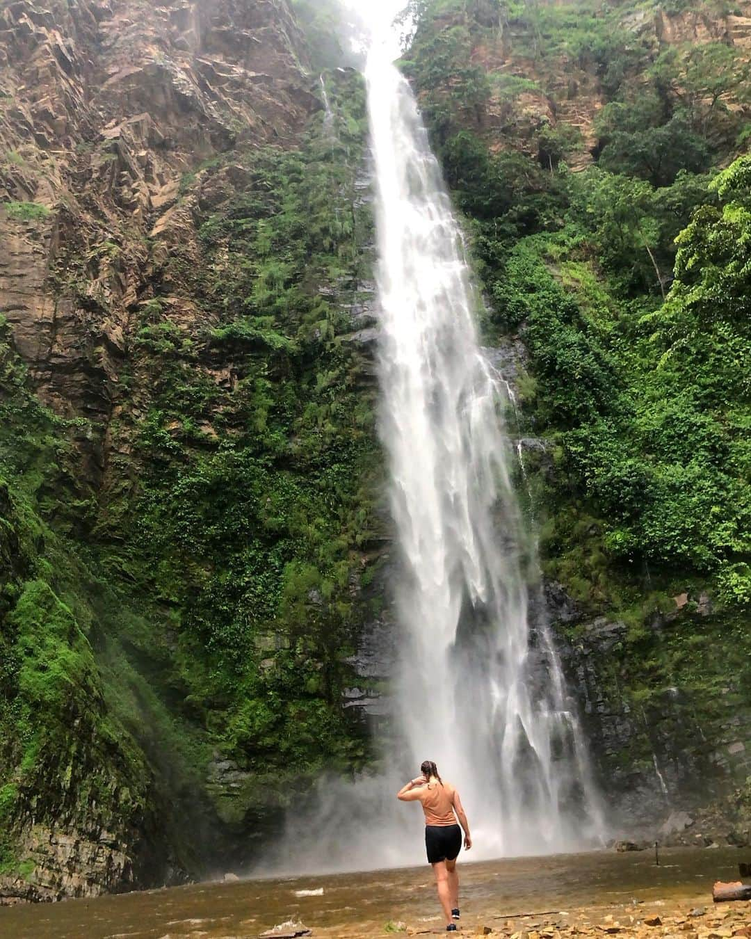 ハンナ・シューベルトのインスタグラム：「A few pictures from last weekend’s trip to the Volta region😊 2h hike to Mount Afadjato followed by a 6h hike to the Wli Waterfalls🙌🏼 A thunderstorm right at the beginning of the long second hike meant walking with completely wet clothes & shoes on a wet trail for six hours… made everything even more adventurous 😅  But it was definitely worth it! We got rewarded with amazing views, swimming in/under waterfalls and as the falls are on the border of Ghana and Togo we also quickly got to visit Togo😁 Weekend well spent🥳👏🏼」