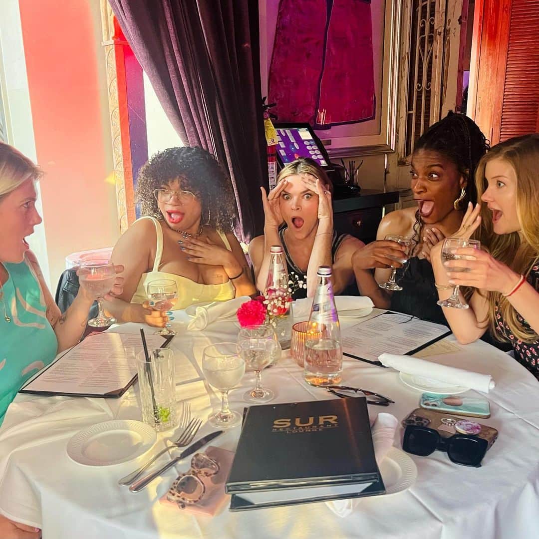 アンバー・タンブリンのインスタグラム：「I absolutely did take my girls to SUR last night for a west coast celebration of my birthday and for my beloved @elizaaclarkw who is the Steve Kornacki of Vanderpump Rules analysis (this might be too niche a reference for some but political nerds rejoice!) We had the best day—some might say the best days of our lives 🫠— we ate goat cheese balls and danced til dawn (10:34pm), we watched James Kennedy jump up on the dj booth anywhere between 67 to 105 times and I hear we missed him taking his shirt off after we left (imagine the afternoon tea sandwich of Channing Tatums.) Loved being there with my girls pictured and also Amy Schumer on FaceTime who deserved this over the top ridiculous fun night as much as the rest of us. Thank you @lisavanderpump and @bravoandy and Sam for making it happen.  #VanderpumpRules #SeeYouNextTuesday #IHadTooManySugaryCocktails #WhoWantsLateNightSnacks」