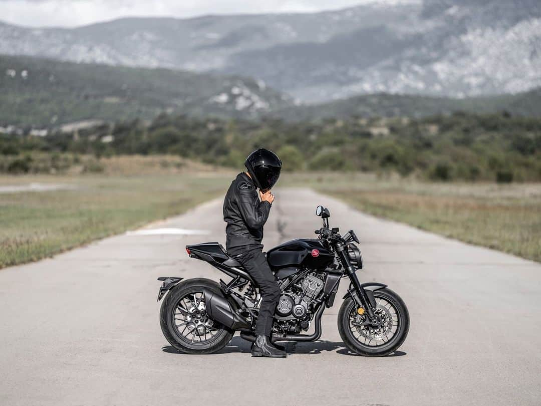 Honda Powersports USさんのインスタグラム写真 - (Honda Powersports USInstagram)「From drag strips to mountain twisties, the CB1000R Black Edition delivers memorable experiences that are the essence of motorcycling. #CB1000R #NakedBike」6月15日 2時00分 - honda_powersports_us