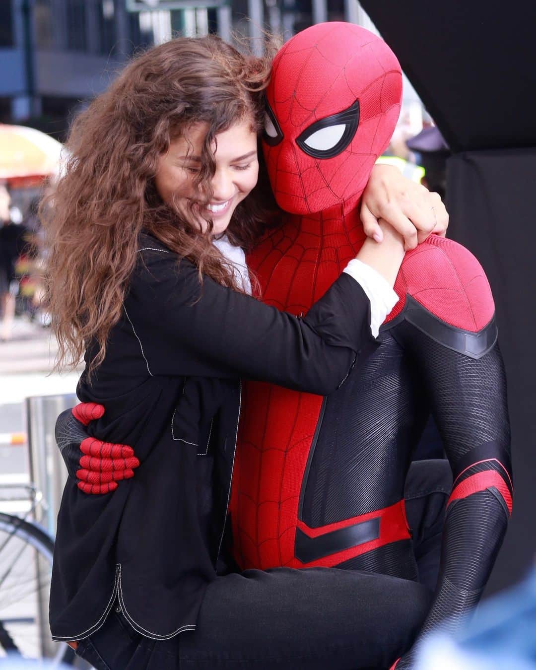 E! Onlineさんのインスタグラム写真 - (E! OnlineInstagram)「Tom Holland is sharing a glimpse into his romance with Zendaya. He makes a rare comment about his relationship at the link in our bio. (📷: Instagram/Getty)」6月15日 2時01分 - enews